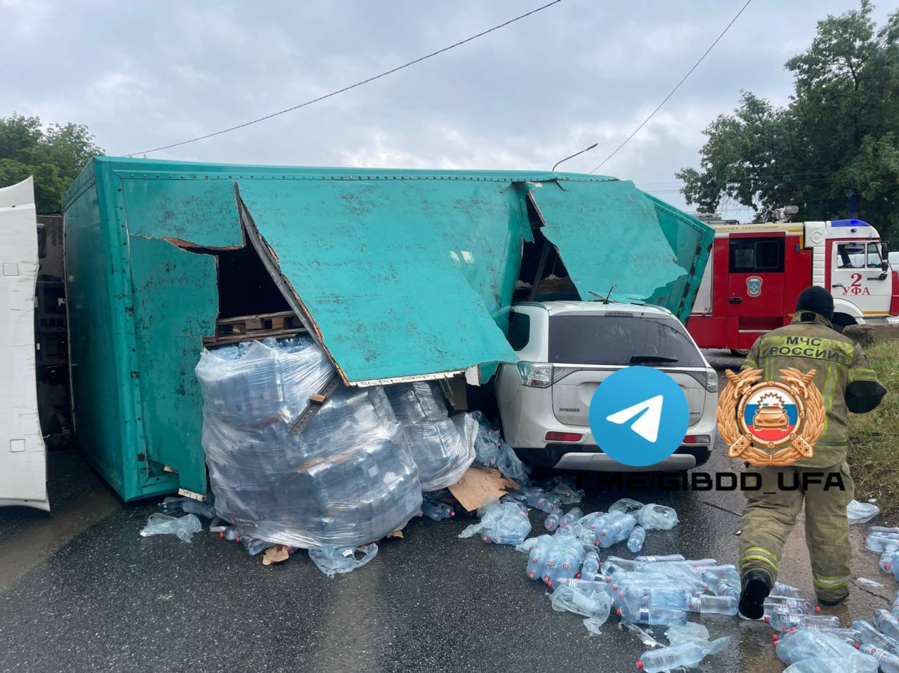 В Уфе грузовик снёс припаркованные легковушки