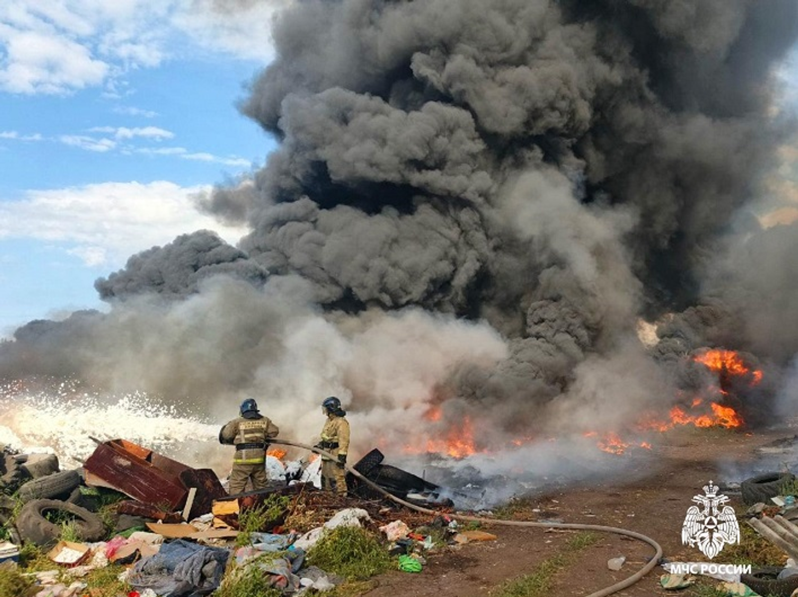 В Башкирии загорелась площадка с автомобильными покрышками