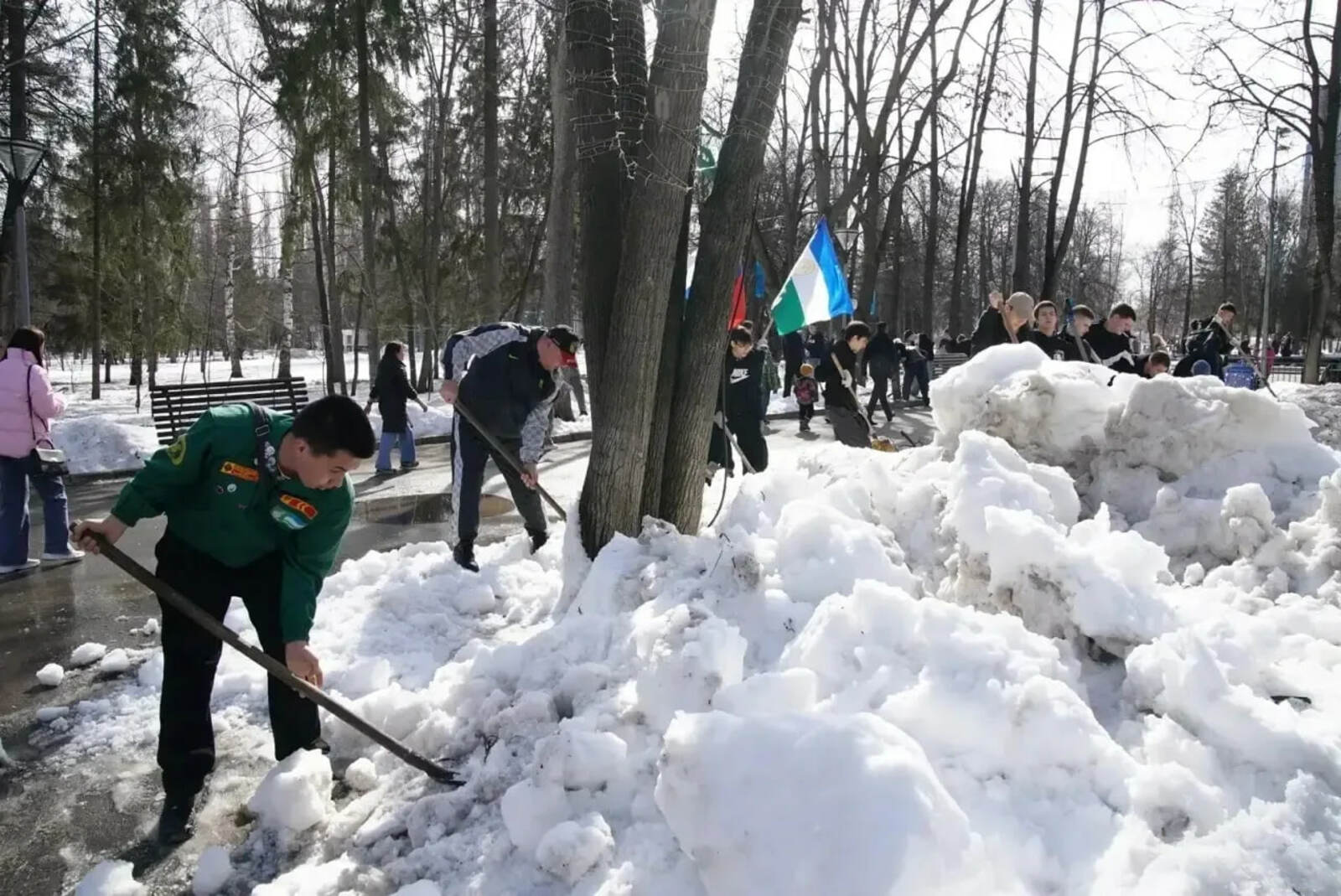 Радий Хабиров принял участие в субботнике в уфимском парке имени Ивана Якутова
