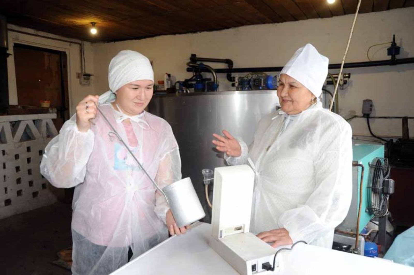 Ринат РАЗАПОВ  Ольга Ярмухаметова (справа) получила грант на развитие семейной фермы.