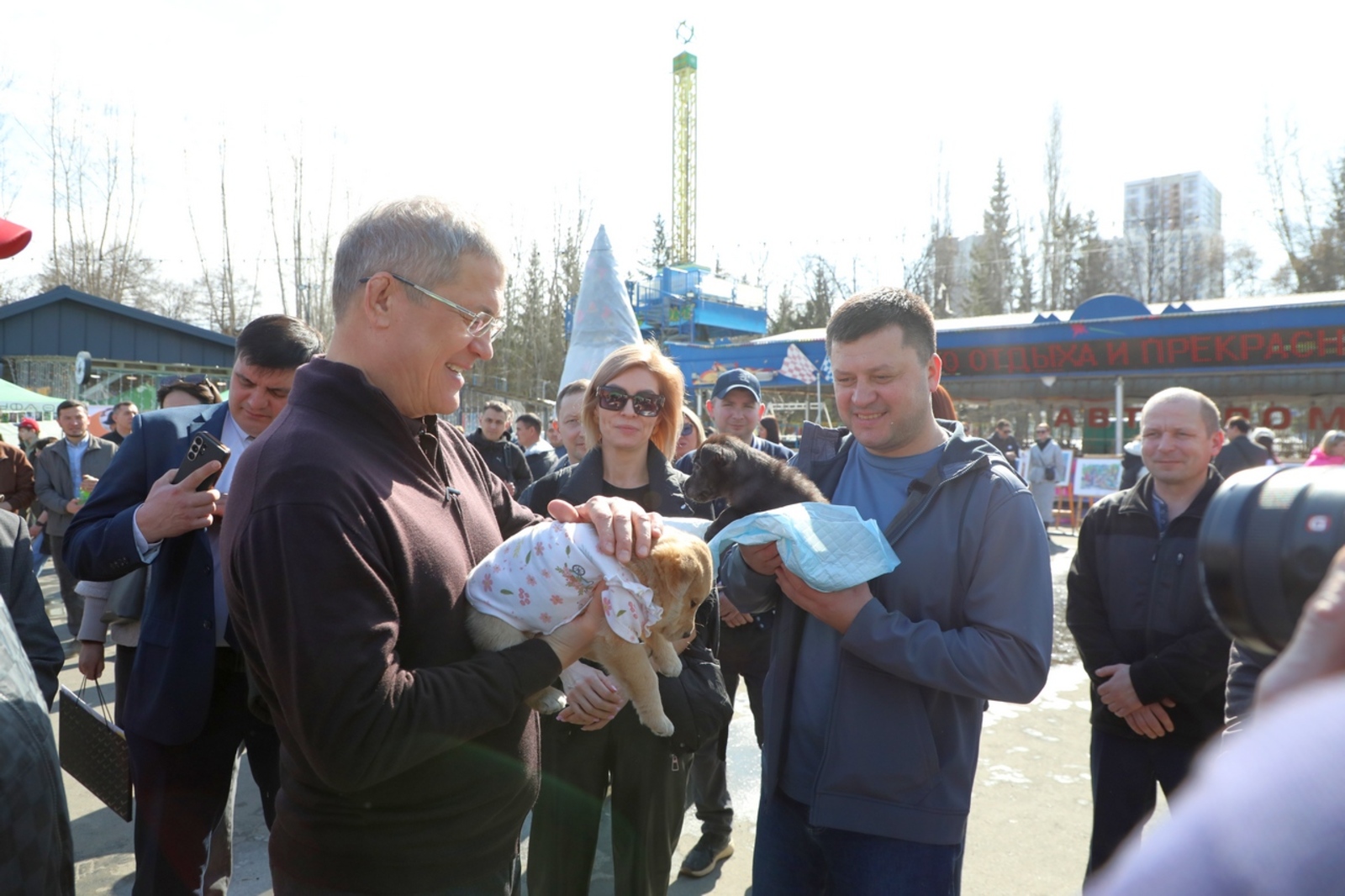 Радий Хабиров побывал в гостях у бездомных собак