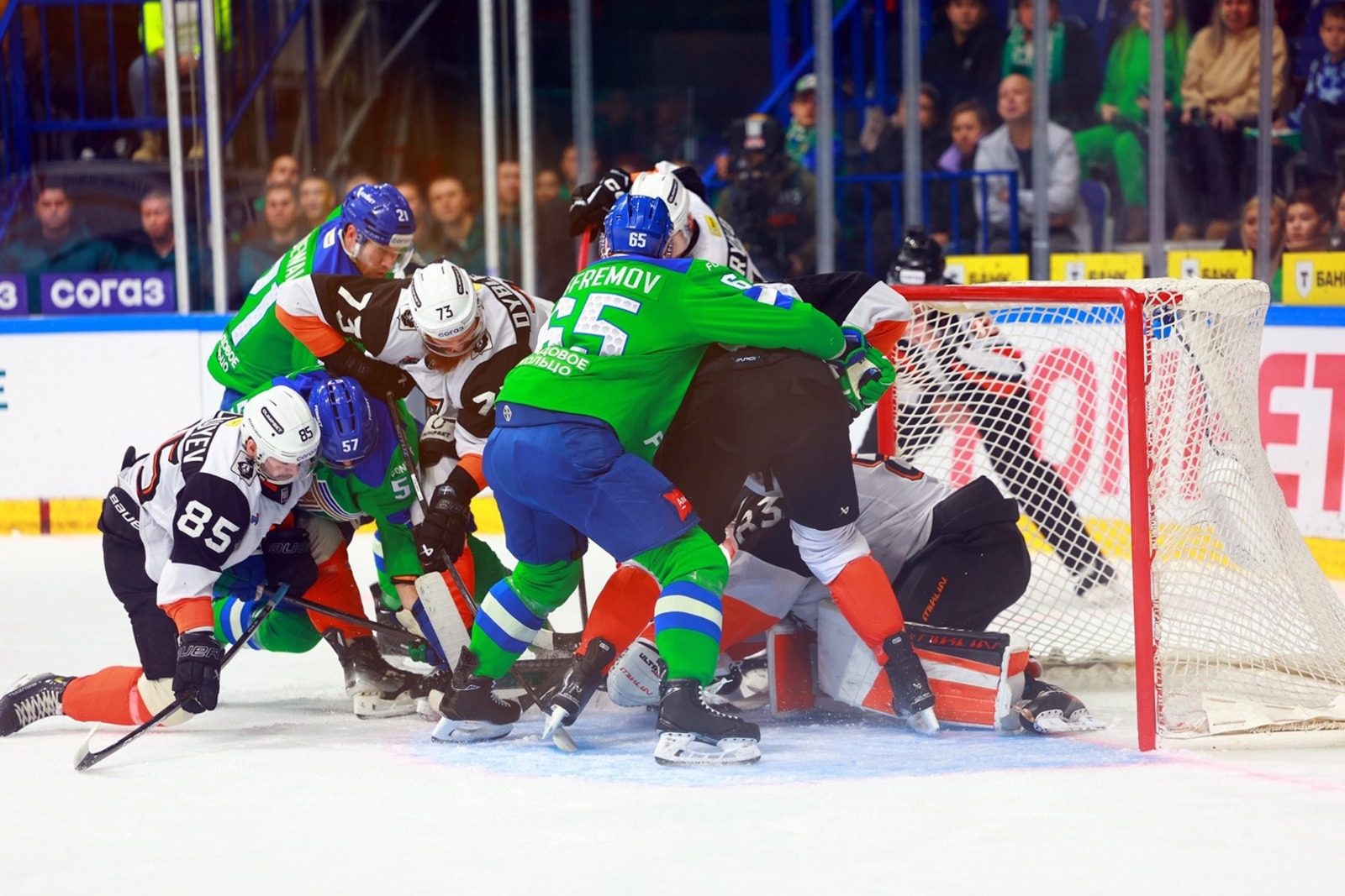 пресс-служба ХК «СЮ» На последних минутах встречи с «Амуром» юлаевцы сумели разок устроить настоящую кучу малу у ворот гостей, но упущенного было уже не вернуть.