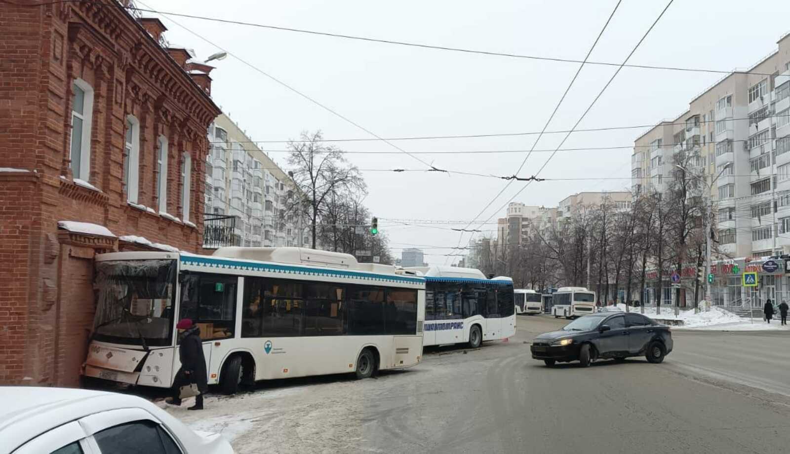 В центре Уфы столкнулись два пассажирских автобуса. Есть пострадавшие