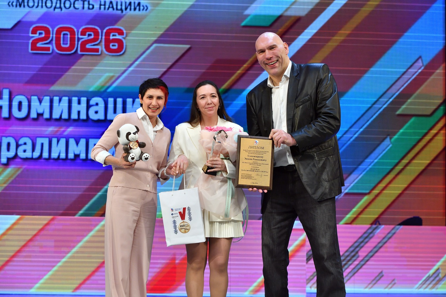 Альберт ЗАГИРОВ  Среди тех, кто вручал премии победителям, — чемпионка Олимпийских игр Татьяна Лебедева (слева) и известный в прошлом боксер, а нынче депутат Госдумы Николай Валуев (справа).