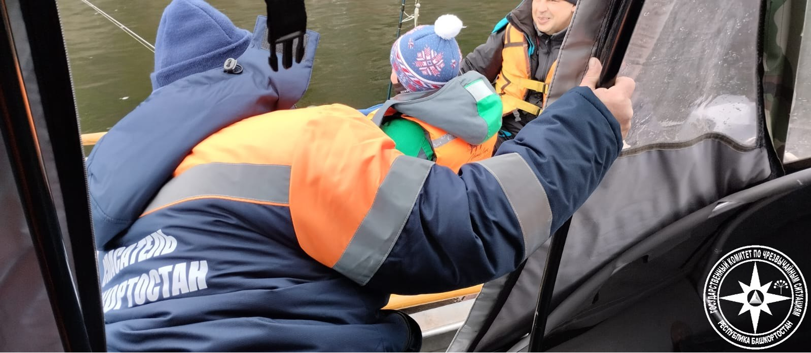 В Башкирии у рыбаков заглох мотор на лодке