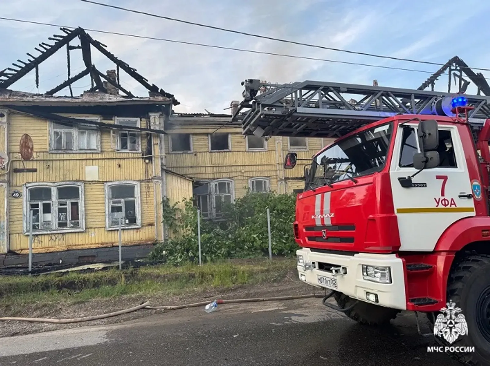 В Уфе загорелся расселённый дом на улице Октябрьской революции