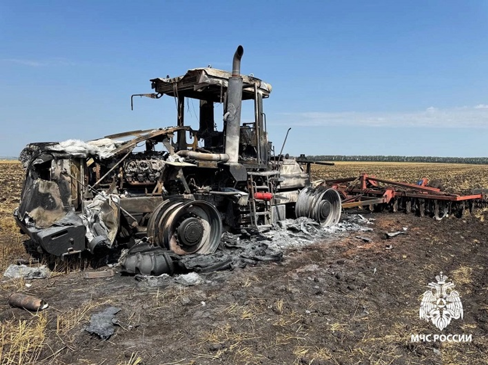 В Башкирии загорелся трактор в поле