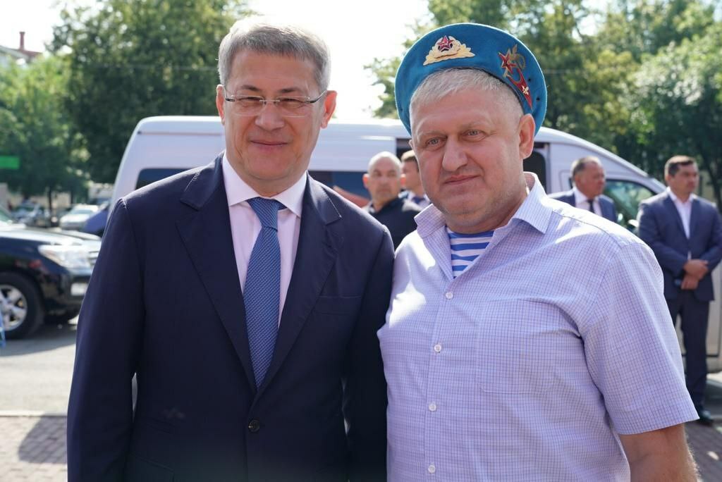 Радий Хабиров поздравил патриотов с Днем ВДВ