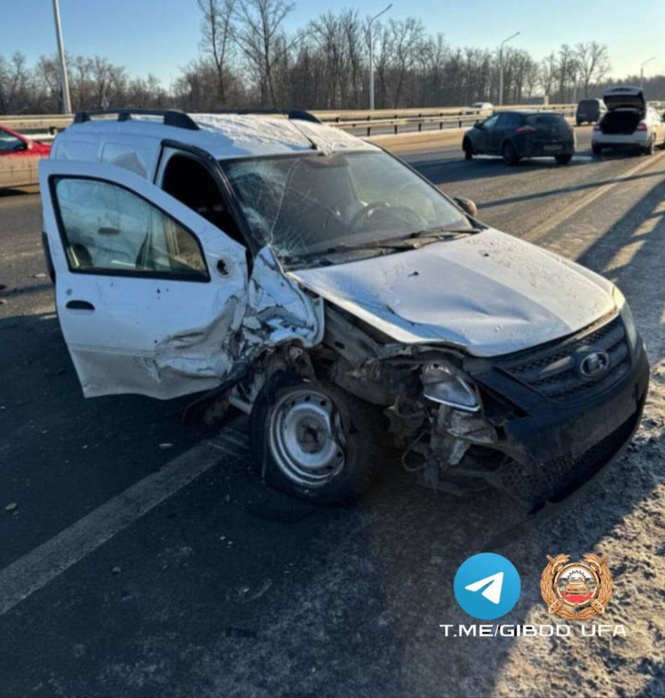В Уфе водитель эвакуатора врезался в машину, стоявшую на месте ДТП
