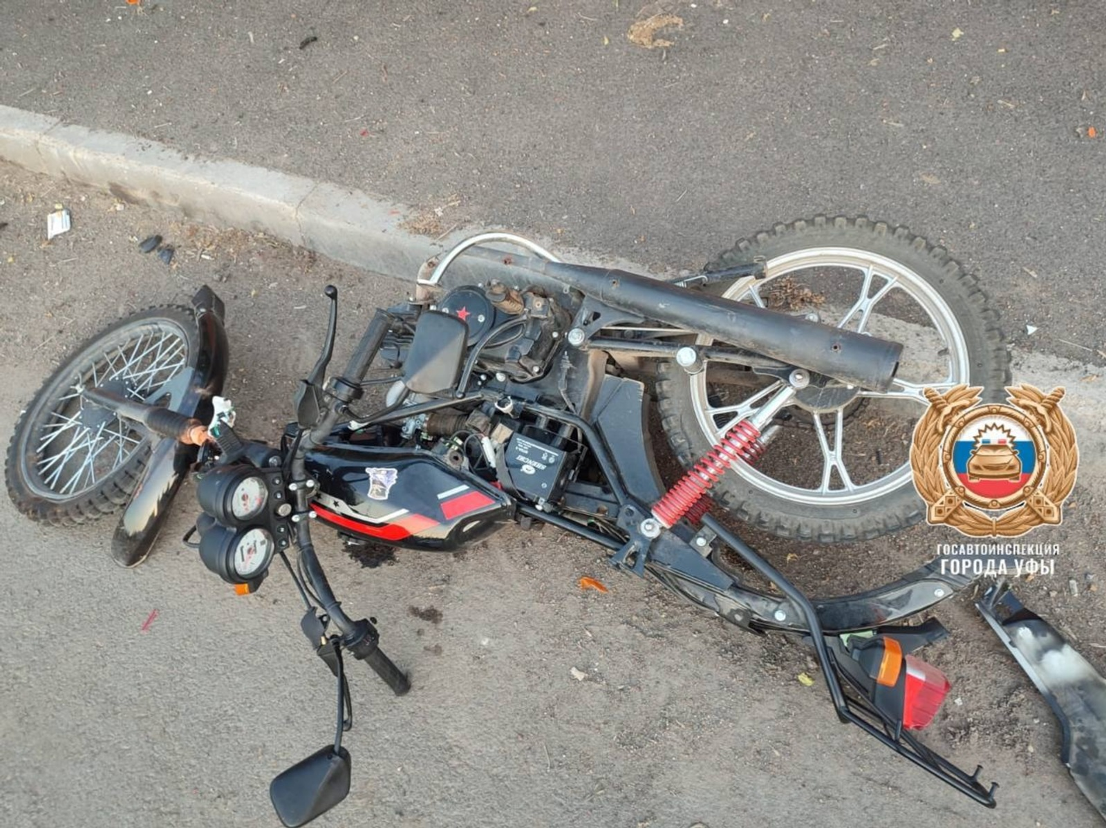 В Уфе подросток на мопеде зацепился за бордюр и оказался в больнице
