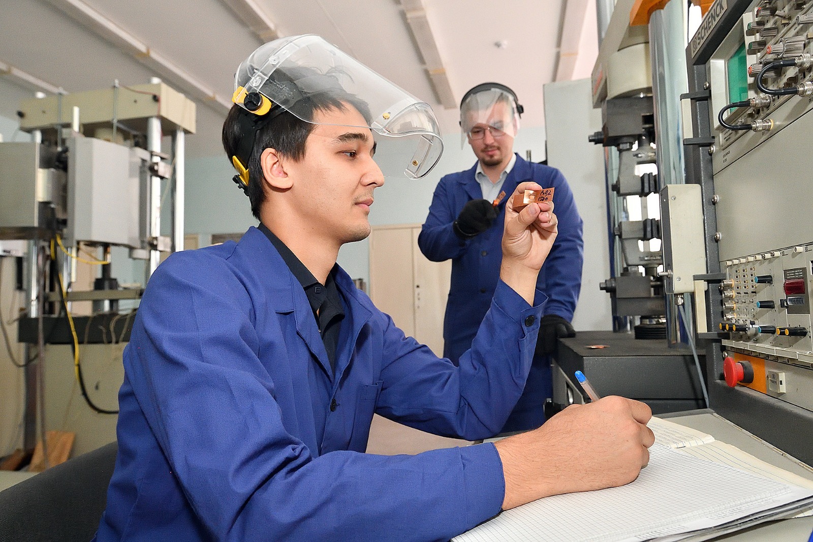 Альберт ЗАГИРОВ  Ученые экспериментируют с соединением никелевых сплавов.