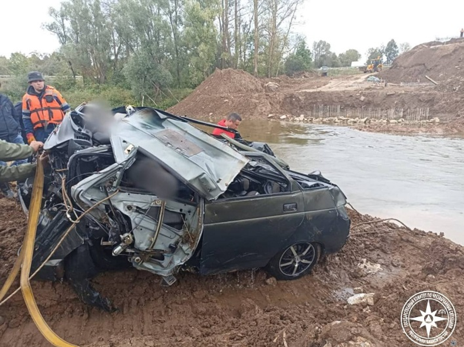 В Башкирии отыскали упавший в реку автомобиль с водителем