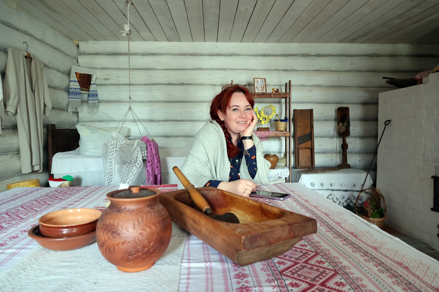 Александр ДАНИЛОВ  Хозяйка белорусской хаты Жанна Хализова.