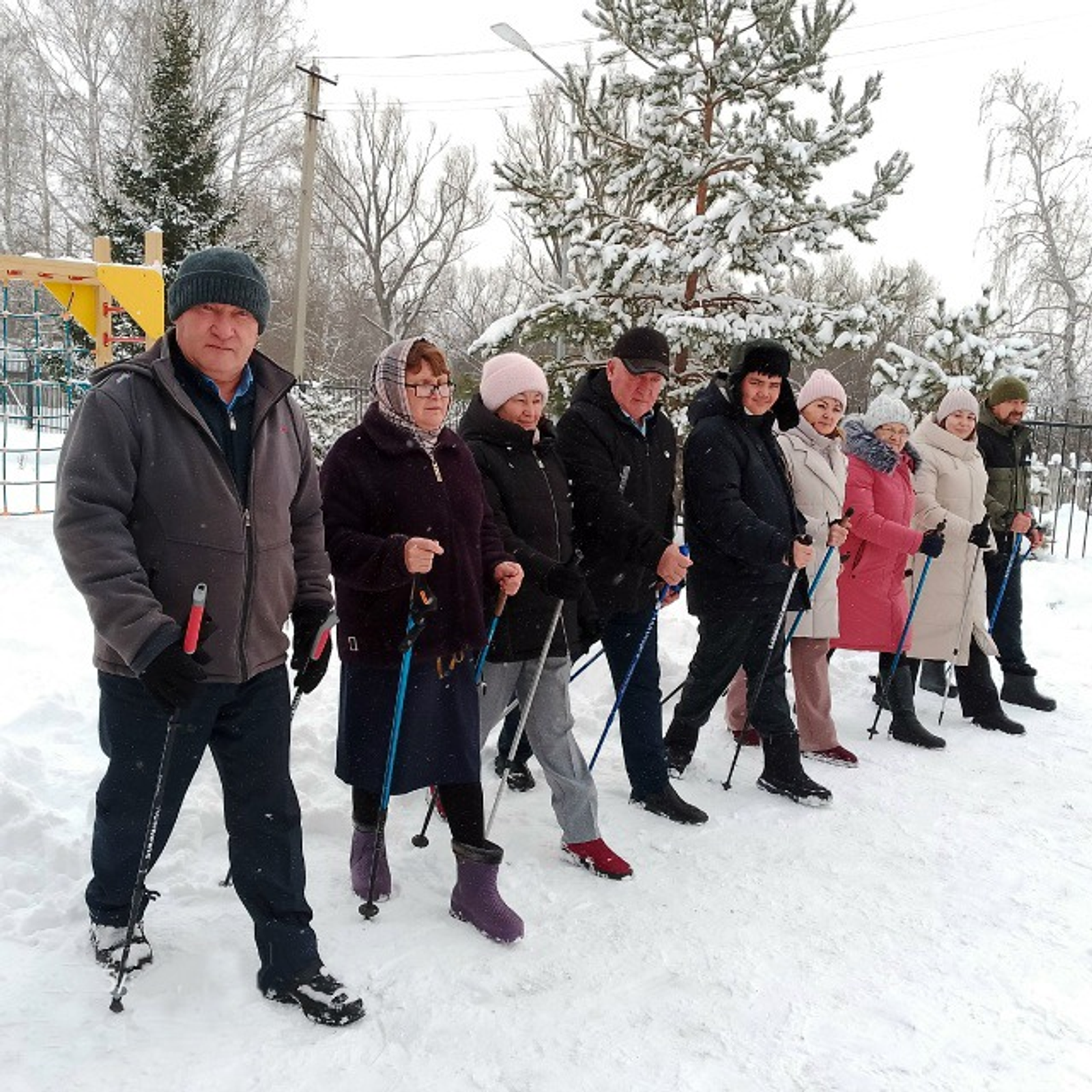 из личного архива Геннадия ДЕМЕНТЬЕВА Жители Федоровского района полюбили северную ходьбу.