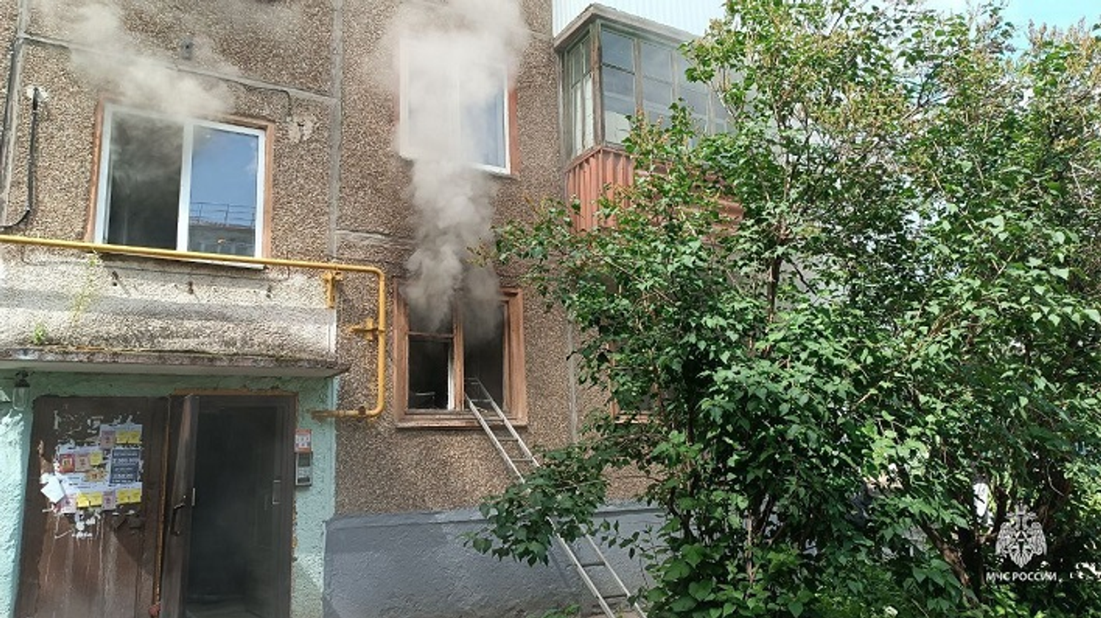 В Уфе жилец пятиэтажки отравился дымом при пожаре