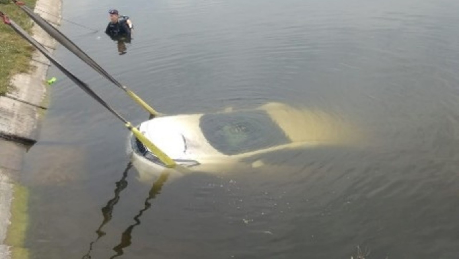 В Башкирии автомобиль с водителем упал в озеро Чебаркуль
