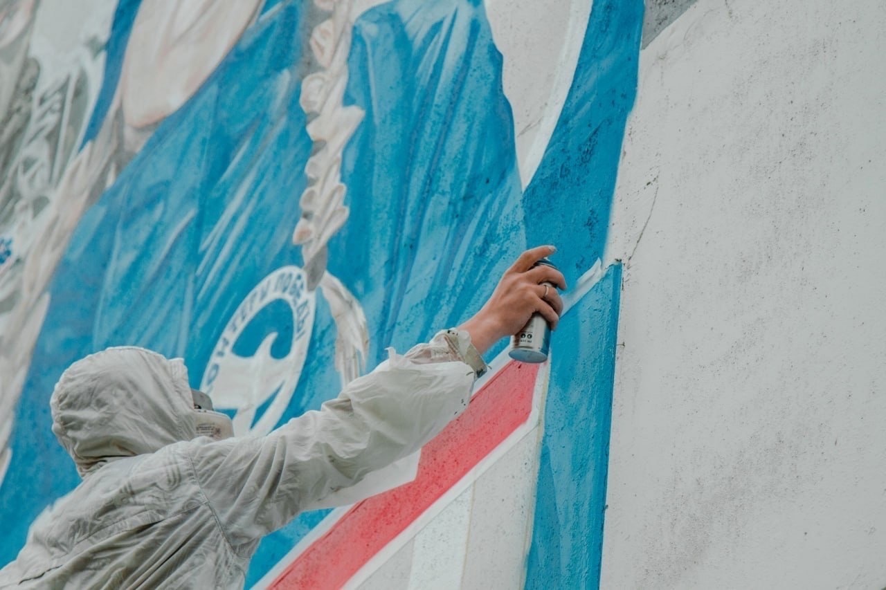 Волонтёр Победы из Башкирии стала одним из героев граффити на фасаде школы № 54 в Волгограде