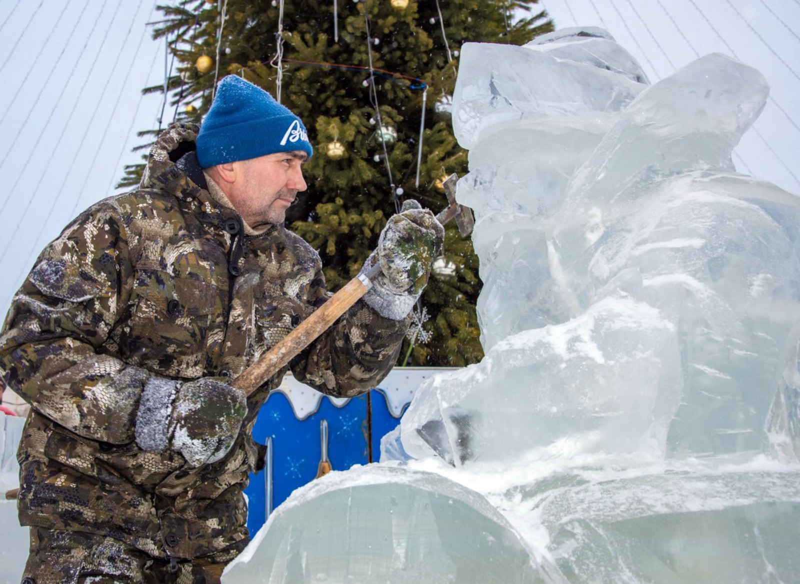 Лилия КАЛАНТАРЯН  За десять лет туймазинские строители ледовых городков достигли совершенства.