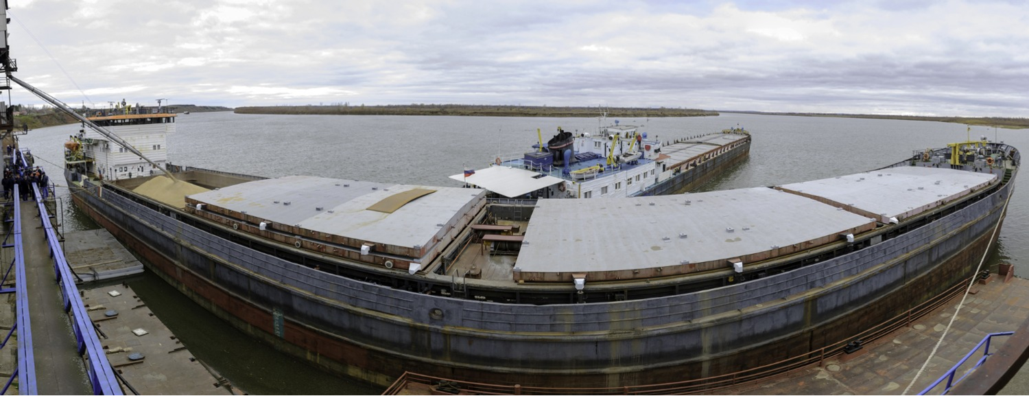 Альберт ЗАГИРОВ  Рядом с илишевским элеватором реконструирован причал, с которого судами «река-море» отгружались партии зерна в Иран.