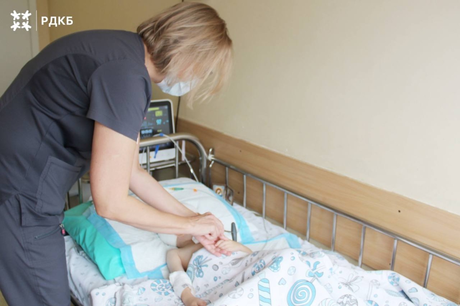 Девочка, выброшенная в Уфе из окна, начала говорить и двигаться в клинике Москвы