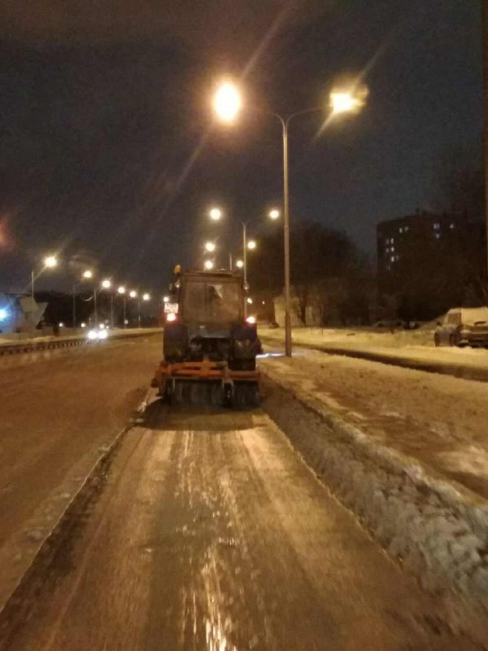 В Уфе коммунальщики после ледяного дождя обработали дороги и тротуары