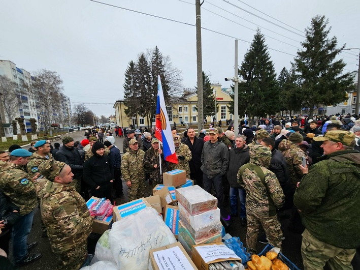 Жители Башкирии встретили на перроне поезд с ранеными бойцами
