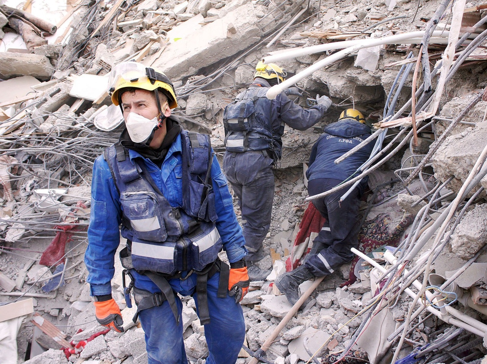 из архива поисково-спасательного отряда Управления гражданской защиты Уфы 14 человек из поисково-спасательного отряда работали на завалах после землетрясения в Турции.