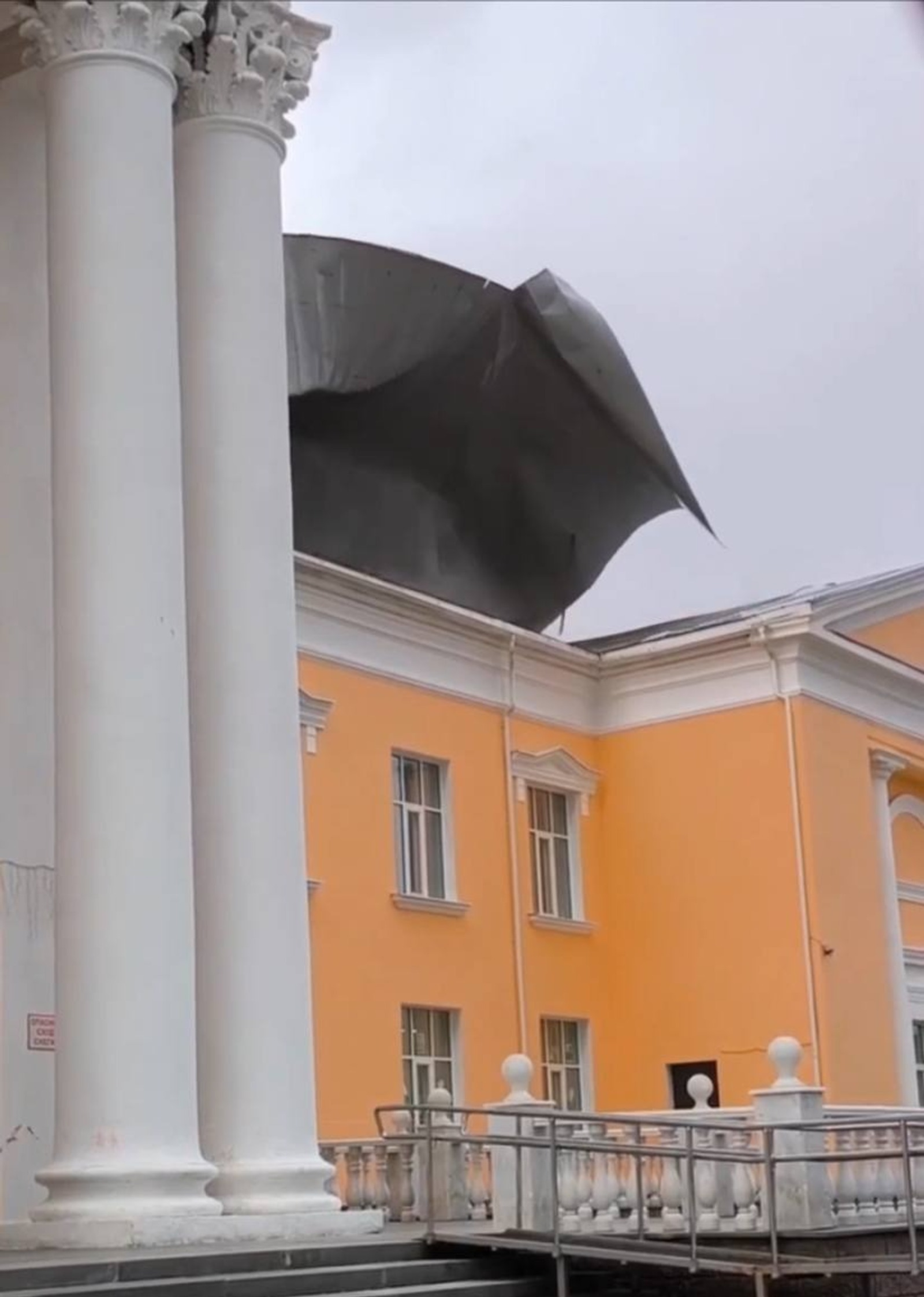 В Уфе с Дворца пионеров сорвало часть крыши