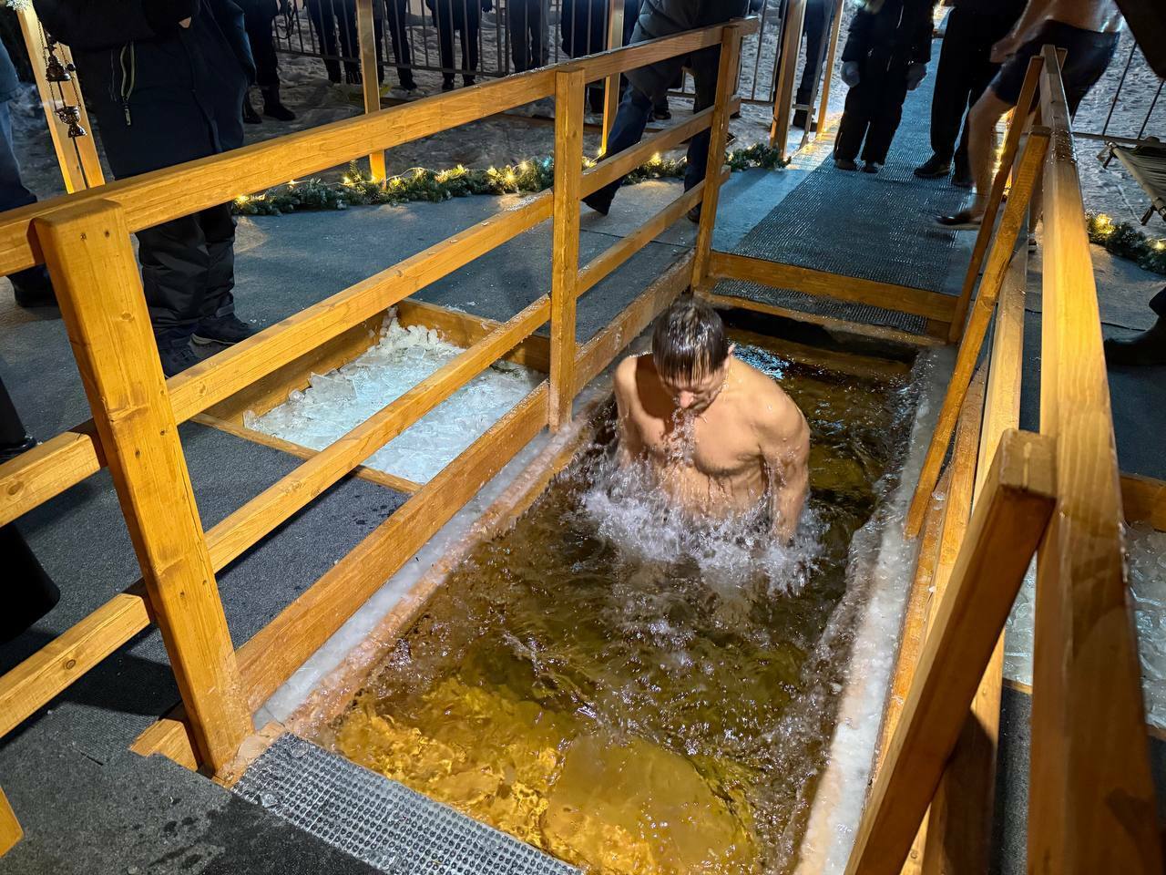 В Башкирии в вечер Сочельника в прорубь окунулись уже более 1 300 человек