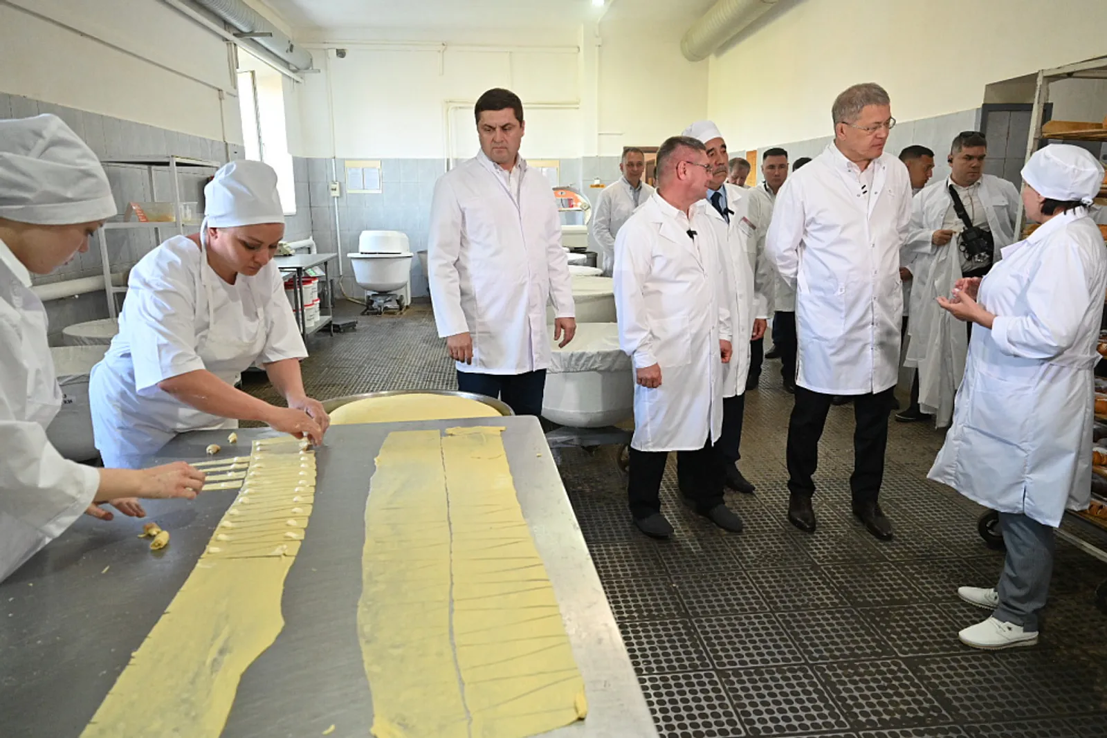 Радий Хабиров посетил «Кармаскалинский хлебокомбинат»