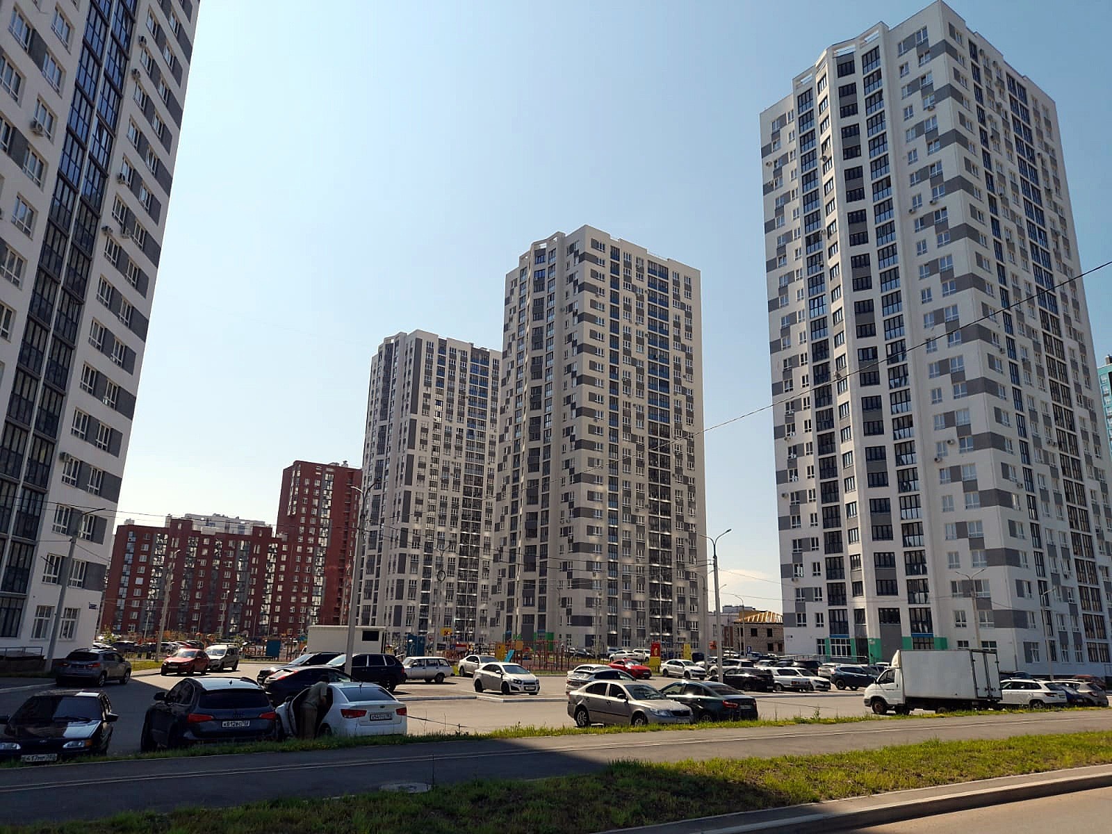 автора Эти высотки Затона-Восточного стоят на берегу старицы реки Белой.