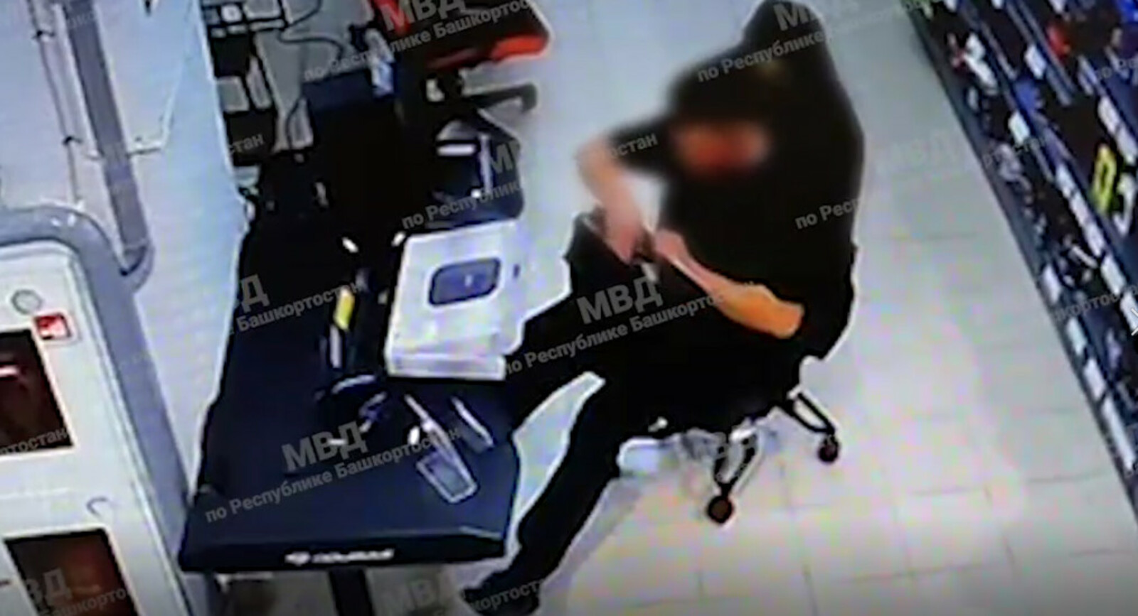 скриншот видео В Уфе задержали серийного вора, промышлявшего в магазинах бытовой техники