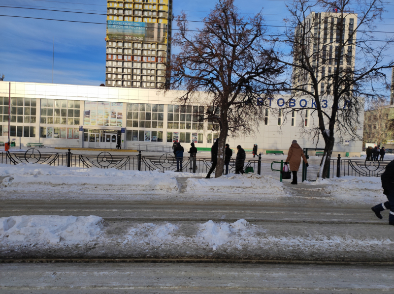 Жители Уфы пожаловались в Народный фронт на заваленные снегом тротуары и остановки