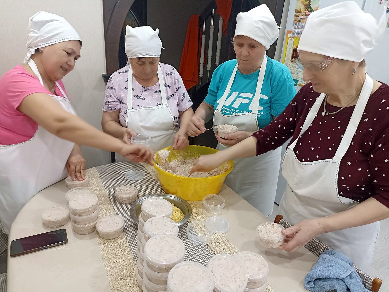 Флорида МОСЕЙЧУК  Волонтеры села Алаторка Иглинского района готовят для участников СВО соленое сало.