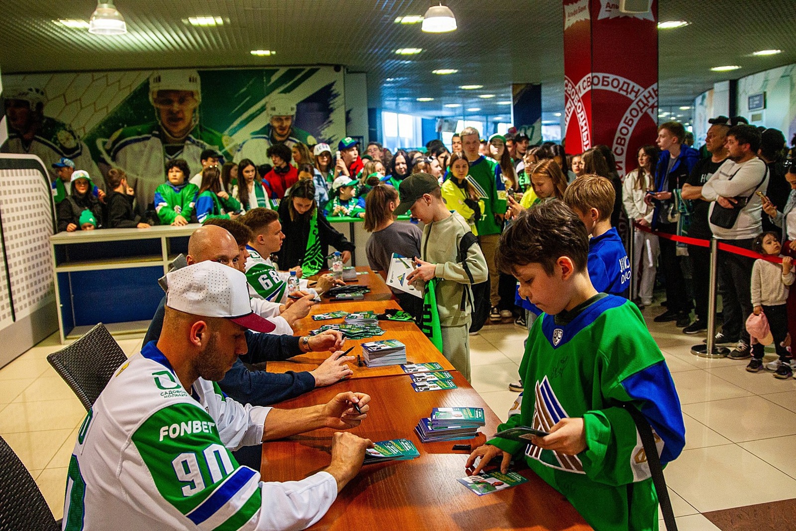 пресс-служба ХК «Салават Юлаев» На закрытие сезона в «Уфа-Арену» пообщаться с хоккеистами, сделать селфи и получить автографы собралось около 20 тысяч болельщиков «СЮ».