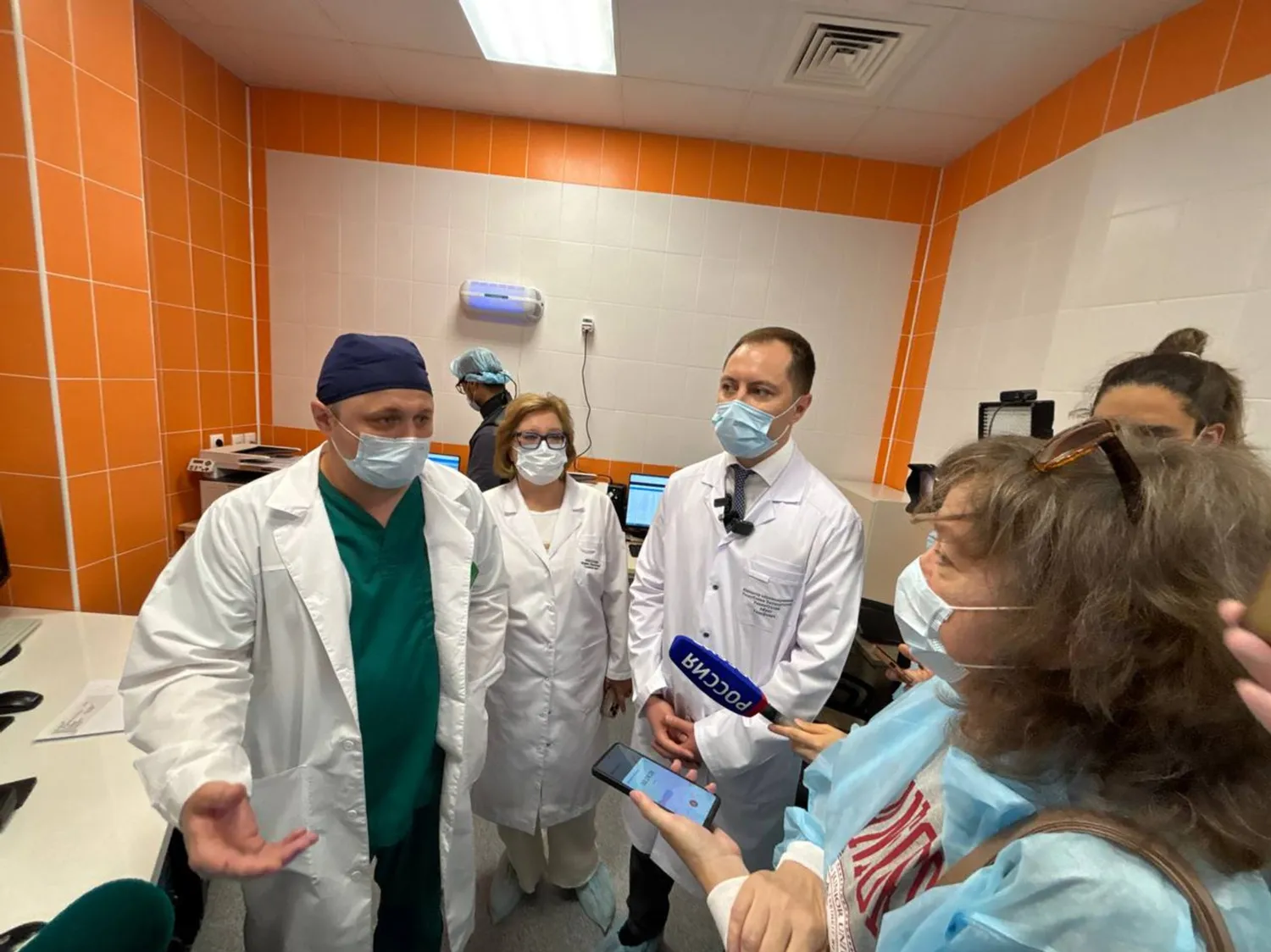 Елена ЛЕДЯЙКИНА Операционные нового корпуса еще не видели такого наплыва журналистов. Да еще и с министром.