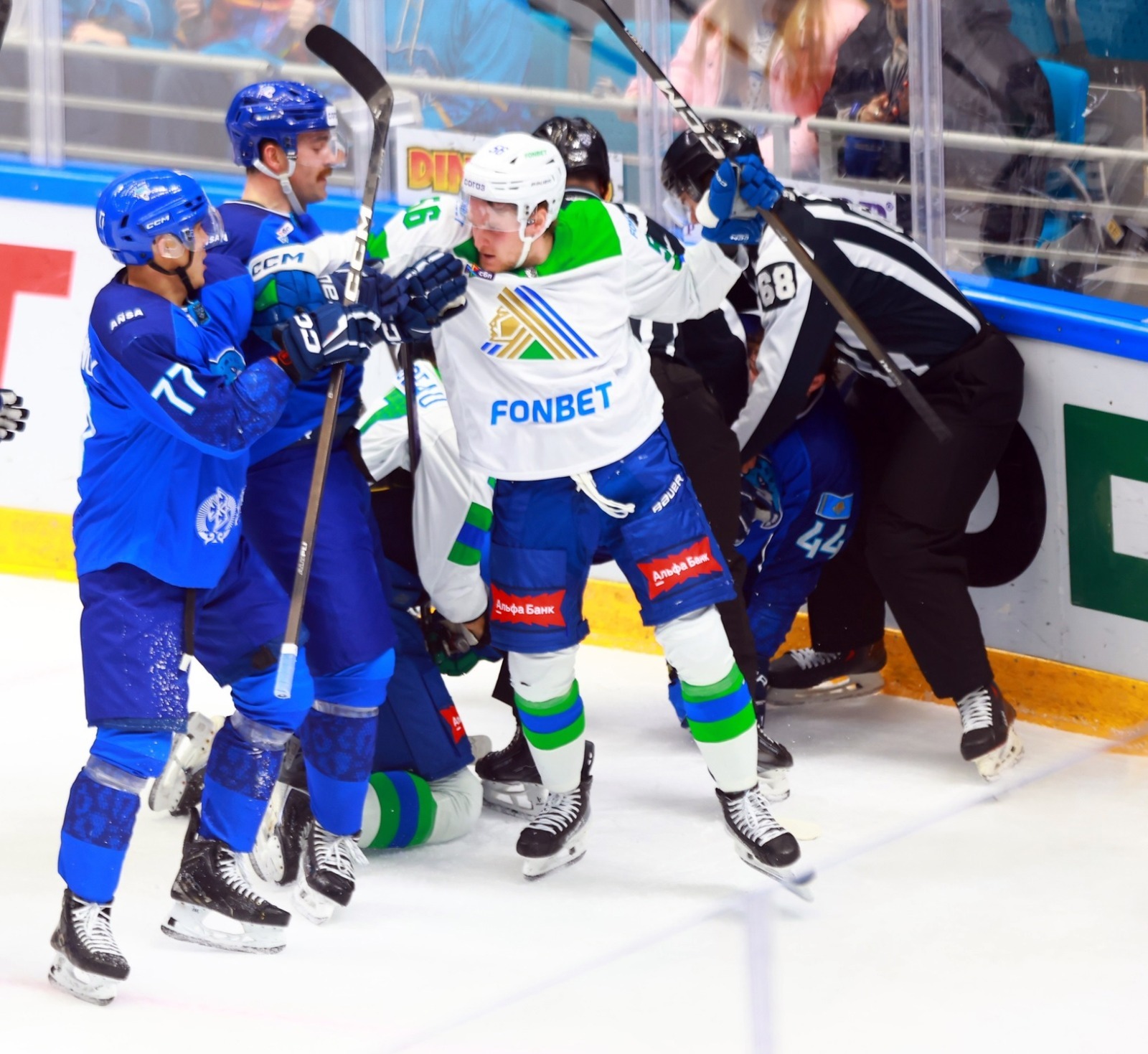 пресс-служба ХК «Салават Юлаев» В выездных матчах одним из самых мобильных и энергичных игроком юлаевцев стал «новичок» Ремпал (в светлой форме).