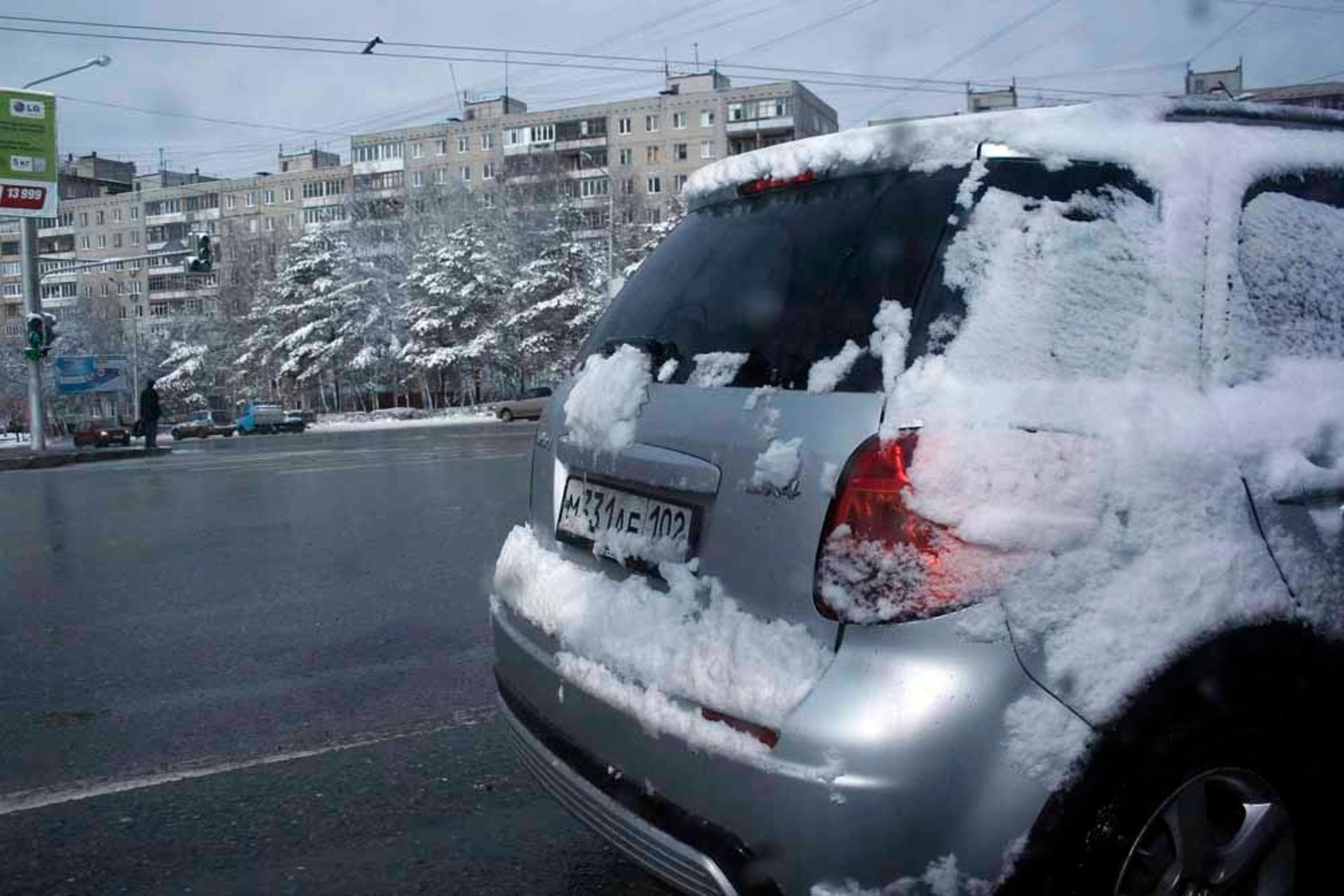 Евгений СОКОЛОВ  Зимой парковать авто рядом со зданиями небезопасно.