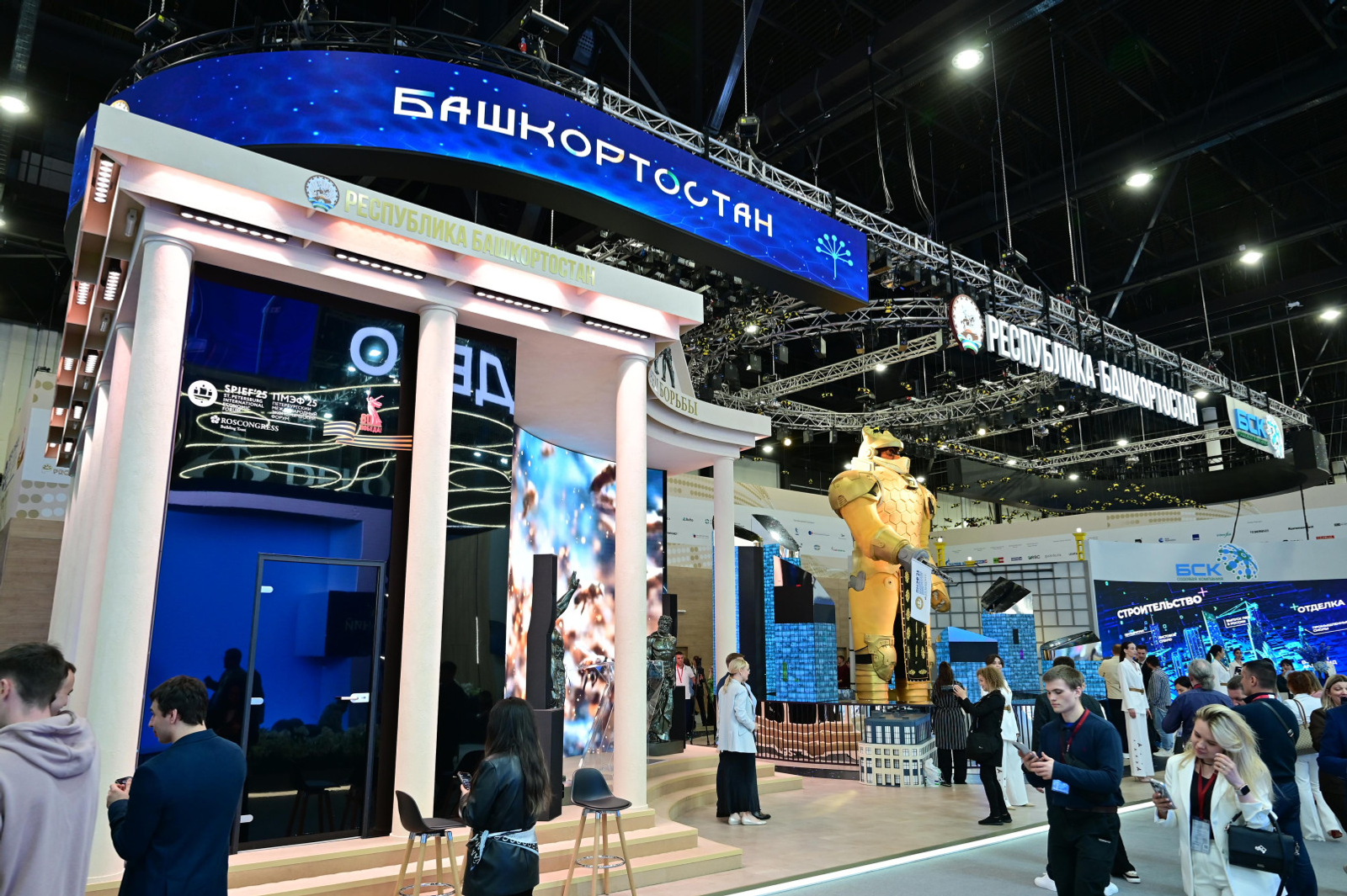 Стенд Башкирии на ПМЭФ удивил посетителей мини-дворцом и гигантским медведем