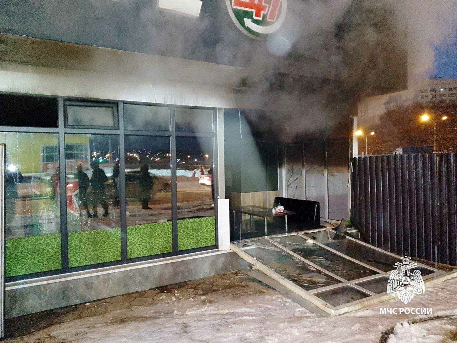 В Уфе горит кафе. Два человека пострадали