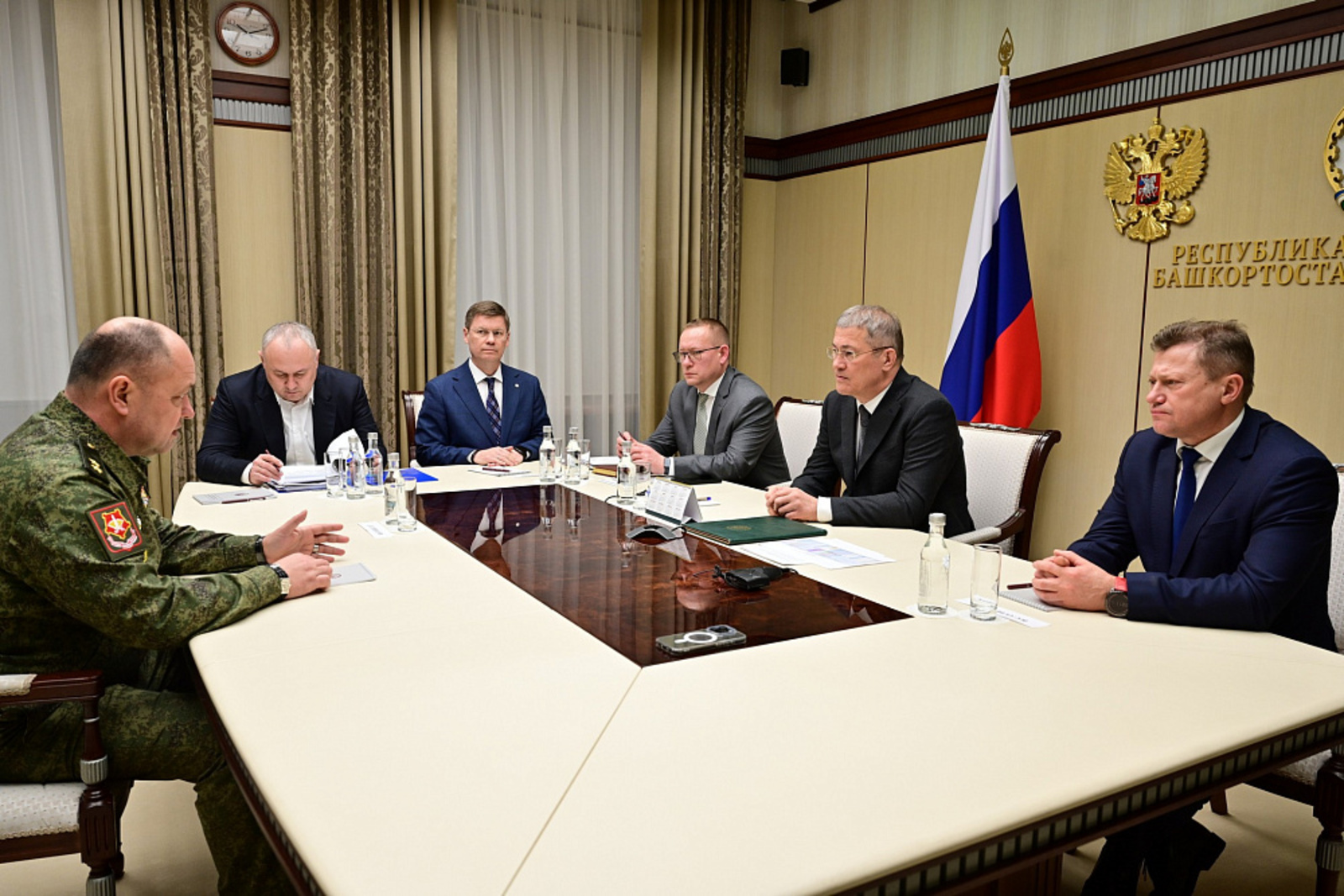 Хабиров встретился с врио командующего войсками Центрального военного округа