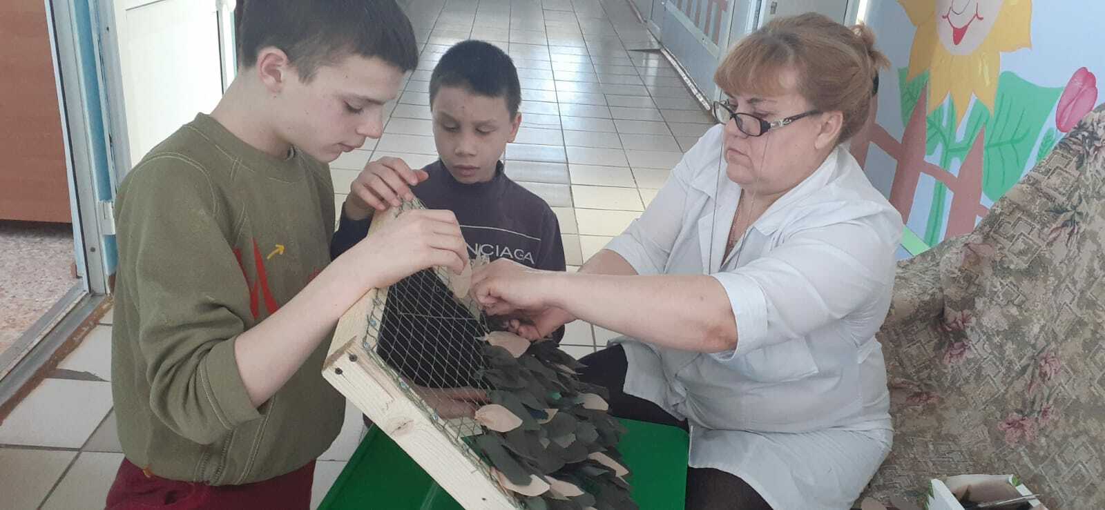 В Башкирии воспитанники детского дома-интерната плетут маскировку для бойцов