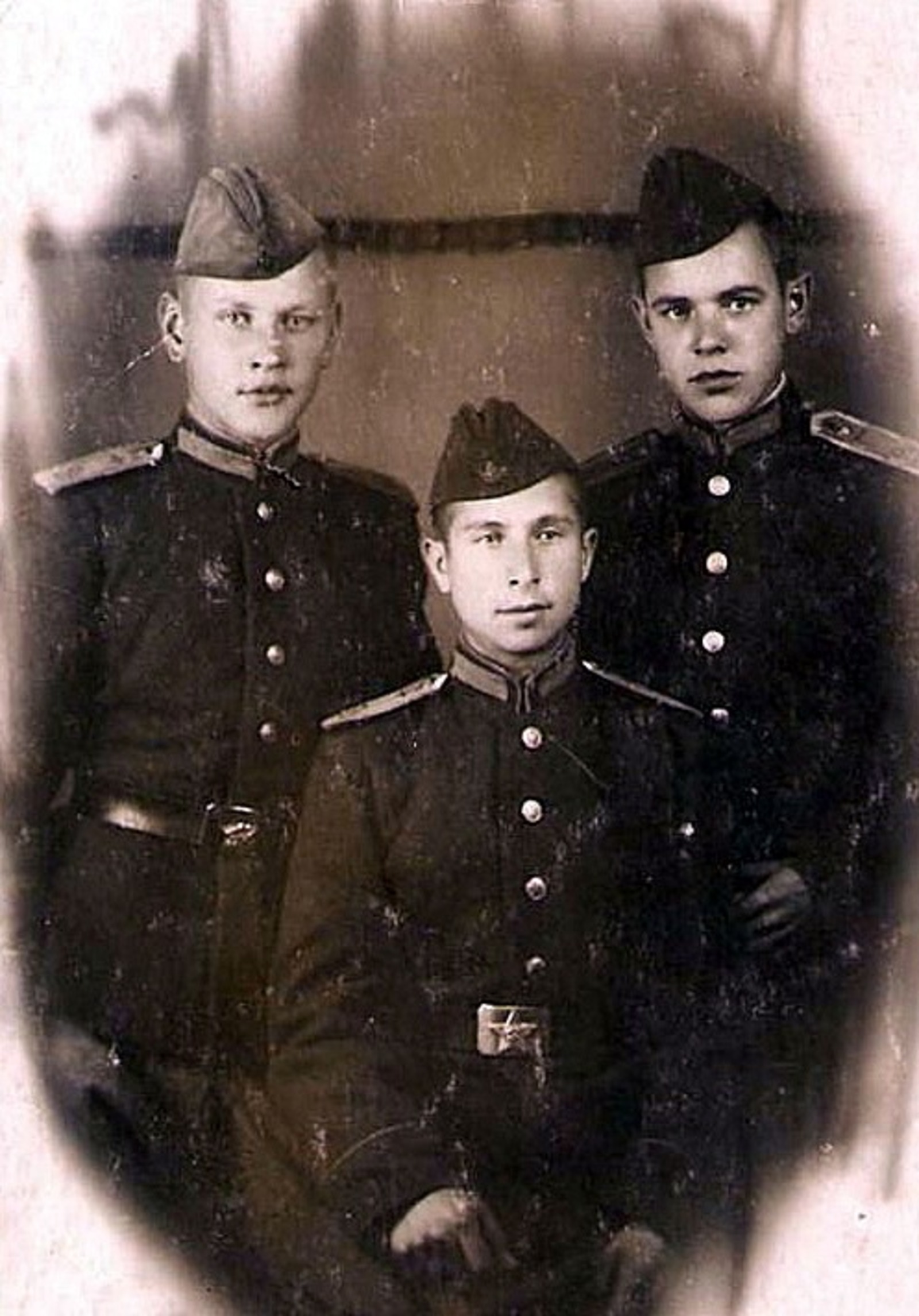 из семейного архива В школе авиамехаников в г. Тушино, Григорий Данович — в центре. 1943 год.