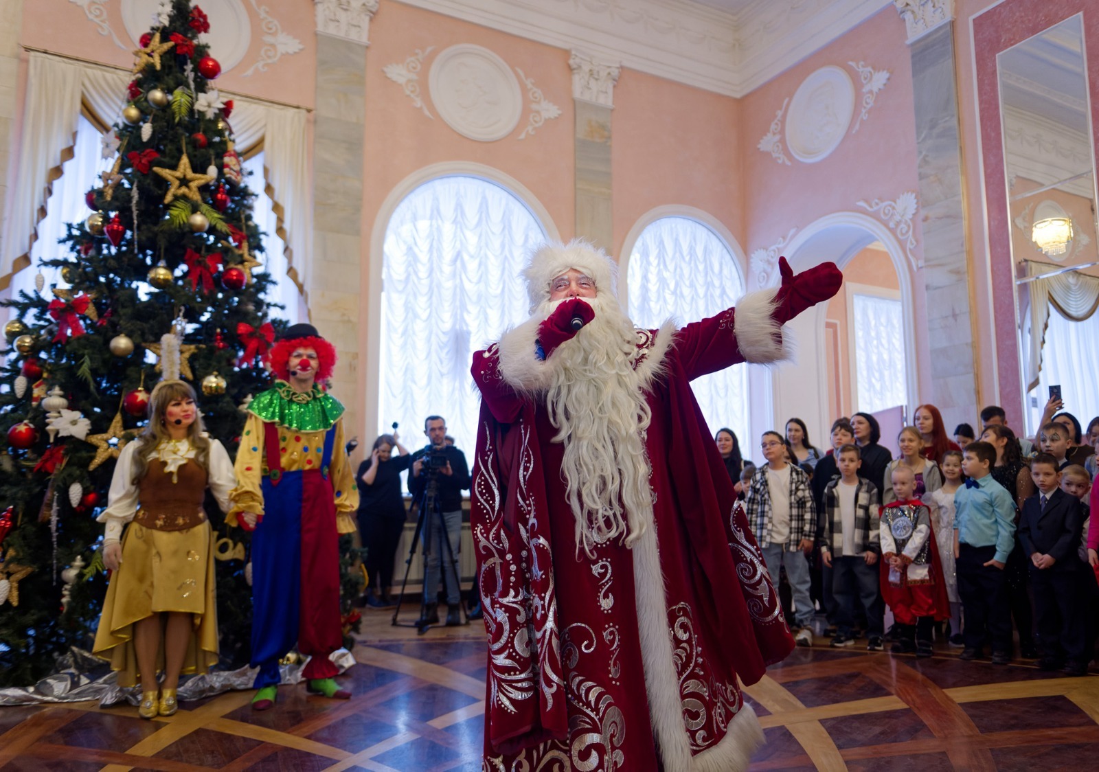 Когда Дед Мороз ­солист Башоперы, его песня особенно впечатляет.