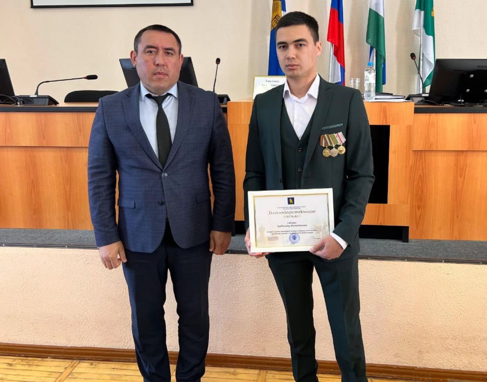 из семейного архива САДИКОВЫХ Глава администрации Белорецкого района Азат Хакимов вручает благодарственное письмо Курбанхаджи Садикову.