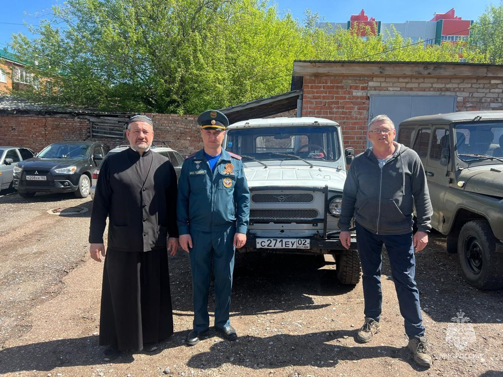 Сотрудники МЧС Башкирии передали бойцам СВО два автомобиля «УАЗ»