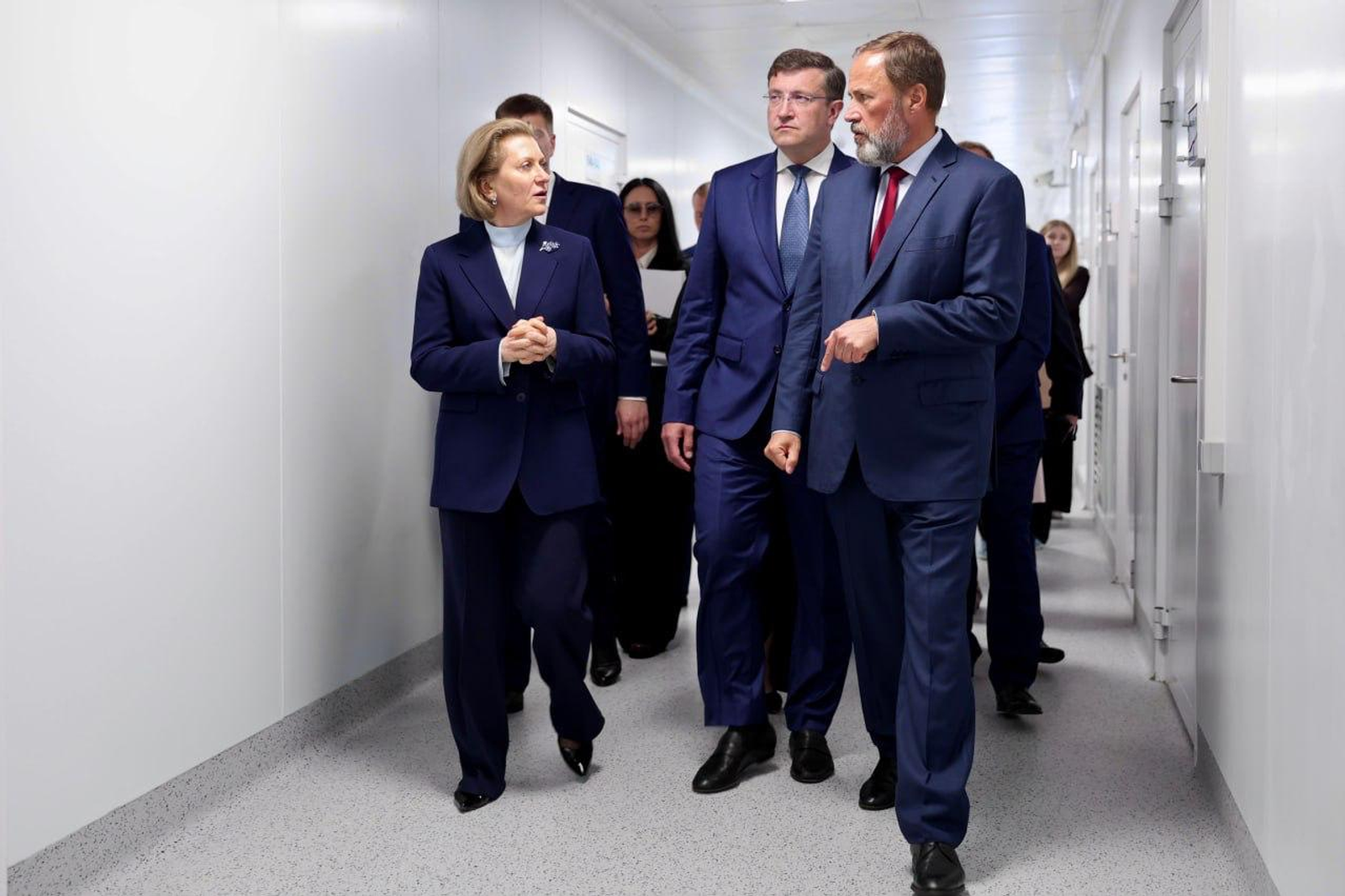 Игорю Комарову показали, как будут бороться с опасными инфекциями