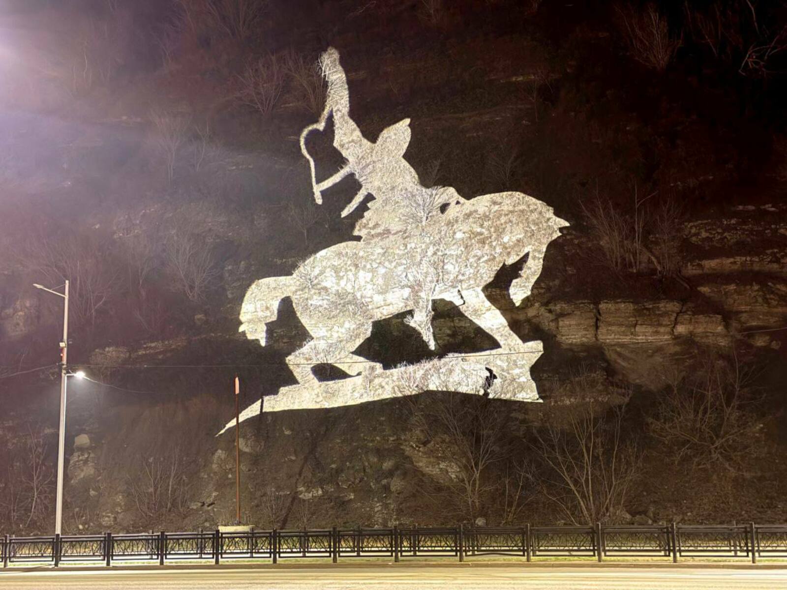 В Уфе на месте легендарного памятника Салавату Юлаеву появилась его проекция