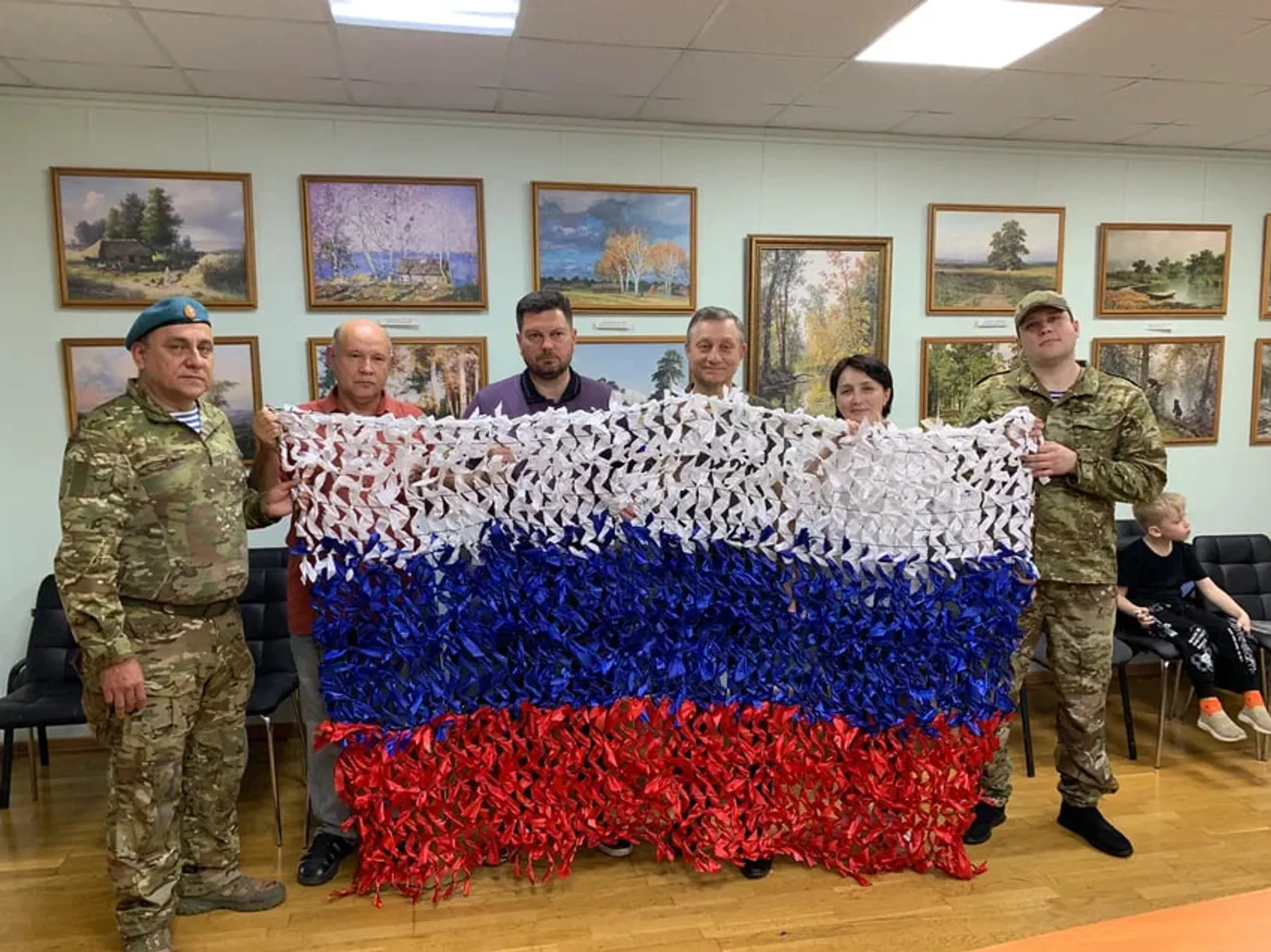 Флаг как оберег: в Уфе сплели триколор для бойцов на передовой СВО