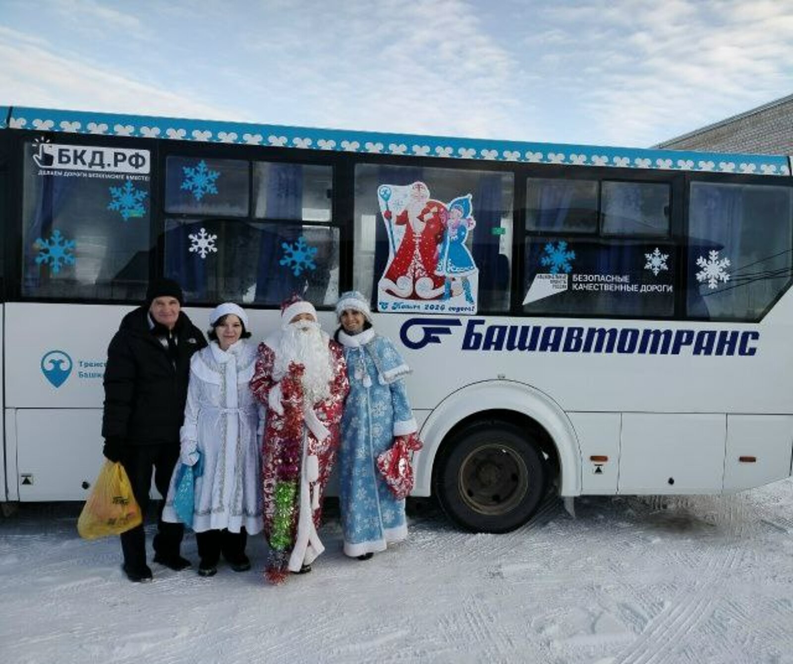 В Башкирии пассажиров автобусов поздравят Дед Мороз и Снегурочка